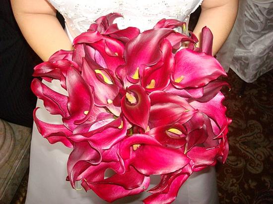 white wedding flowers ideas. http://www.wedding-flowers-and