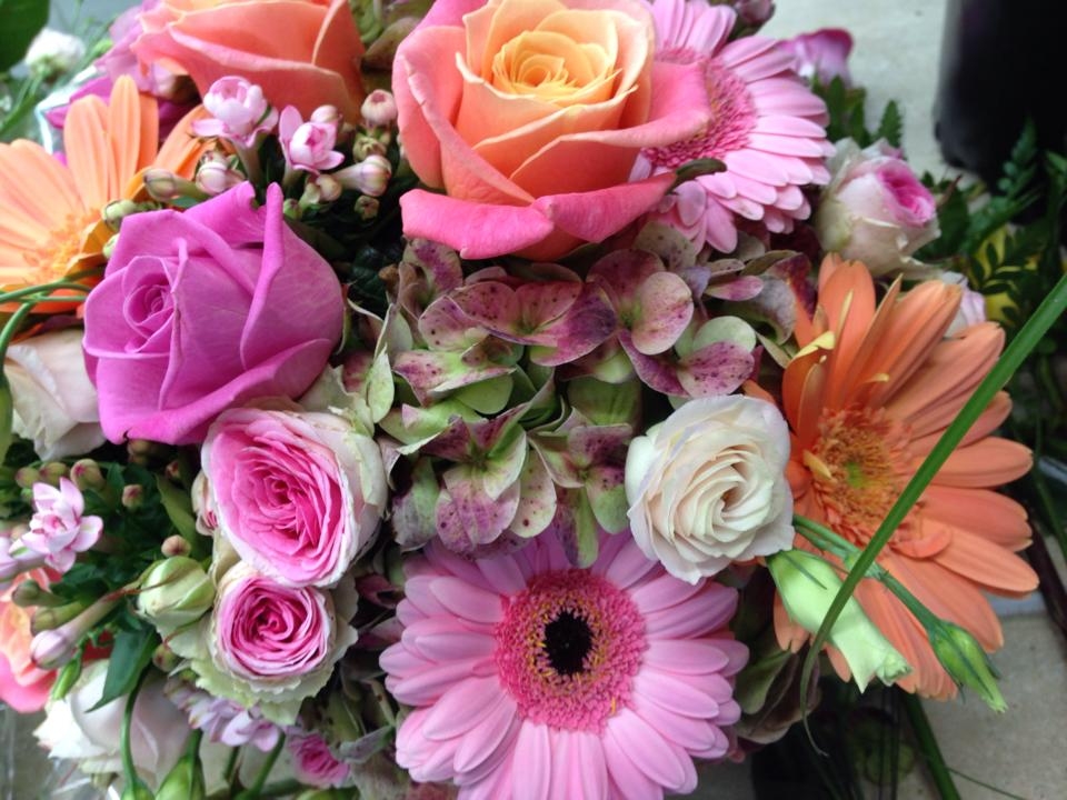 Guide to Wedding Florists: Seasonal Flowers and Budgeting Tips