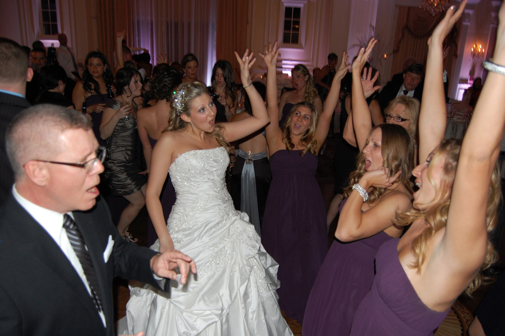 New Contest! Win a Free DJ Package from FM Entertainment for your Wedding!